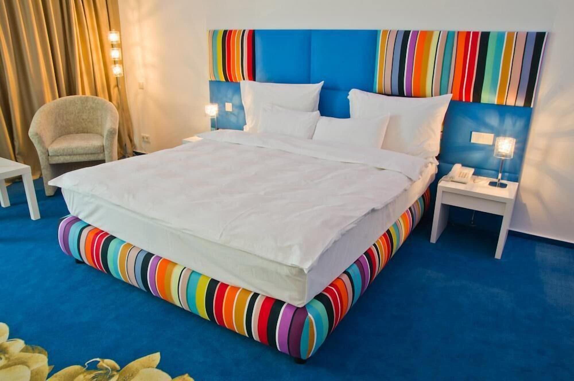 Marshal Garden Hotel Bucharest Room photo A bed