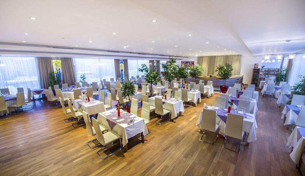 Marshal Garden Hotel Bucharest Exterior photo The restaurant